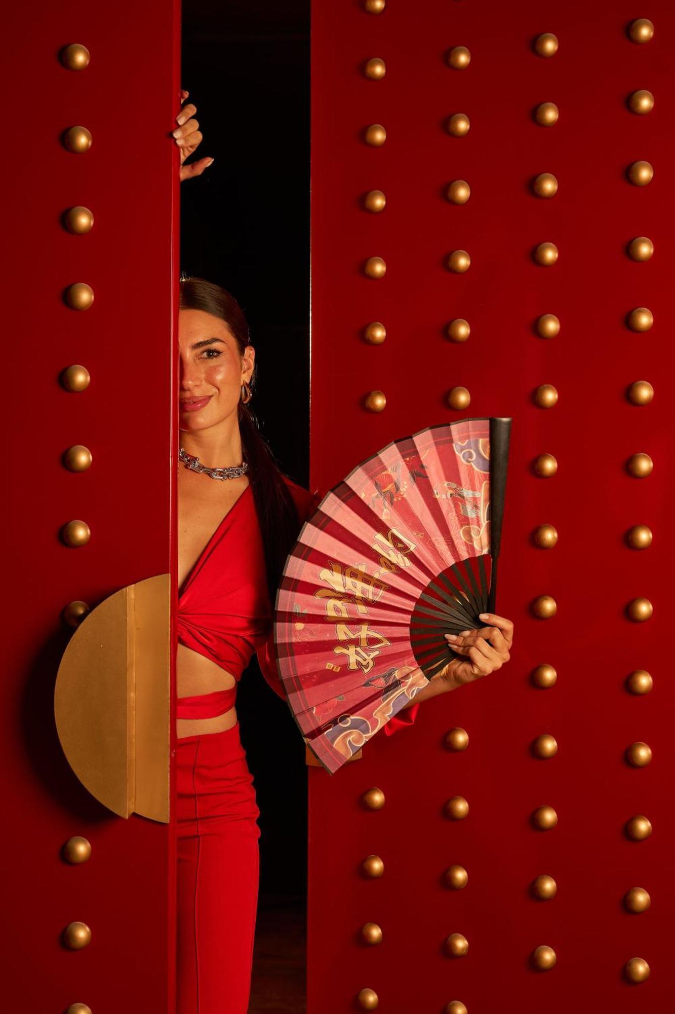 Renaissance Cairo Mirage City Hotel Екстериор снимка A woman holding a hand fan