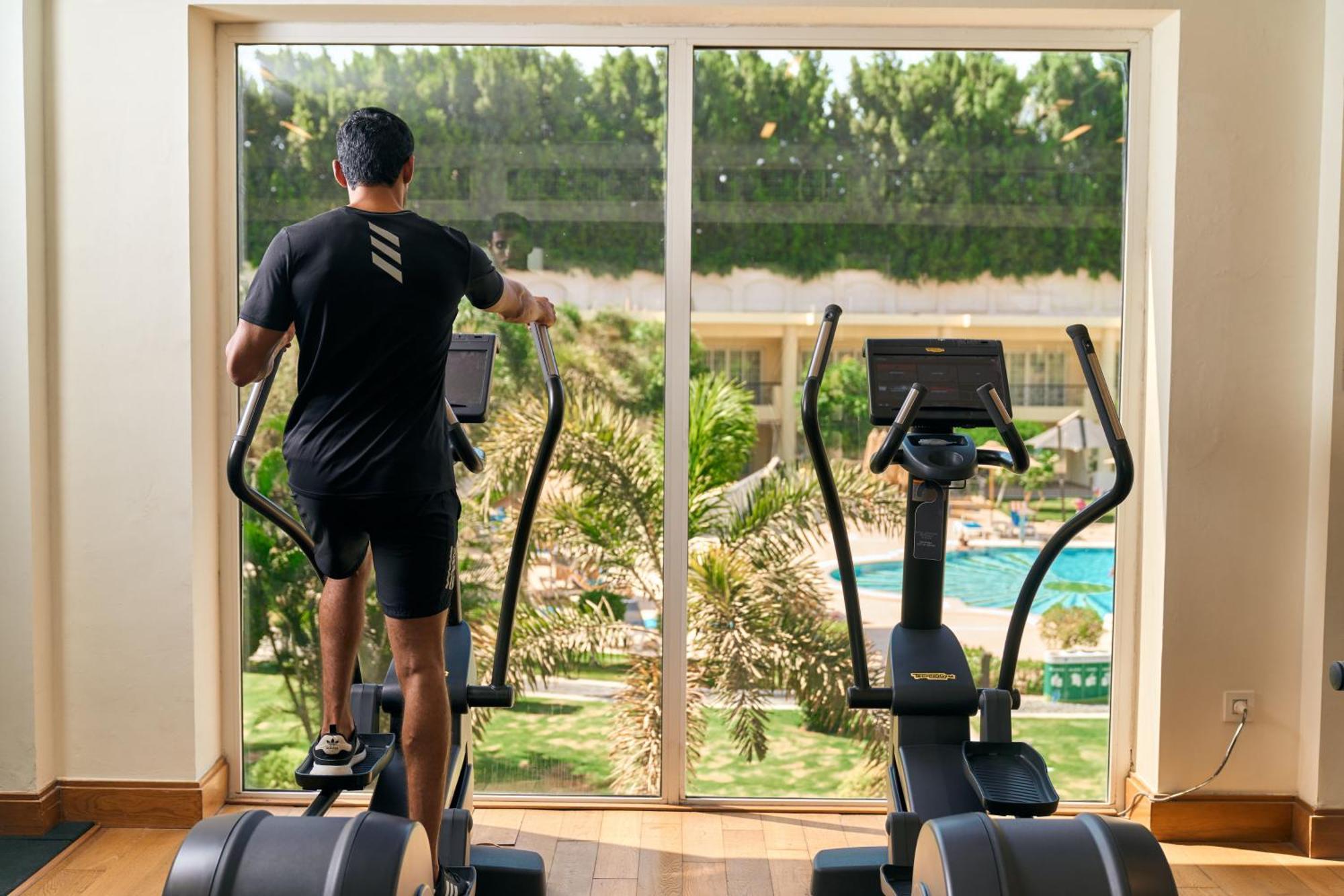 Renaissance Cairo Mirage City Hotel Екстериор снимка A man on an elliptical trainer