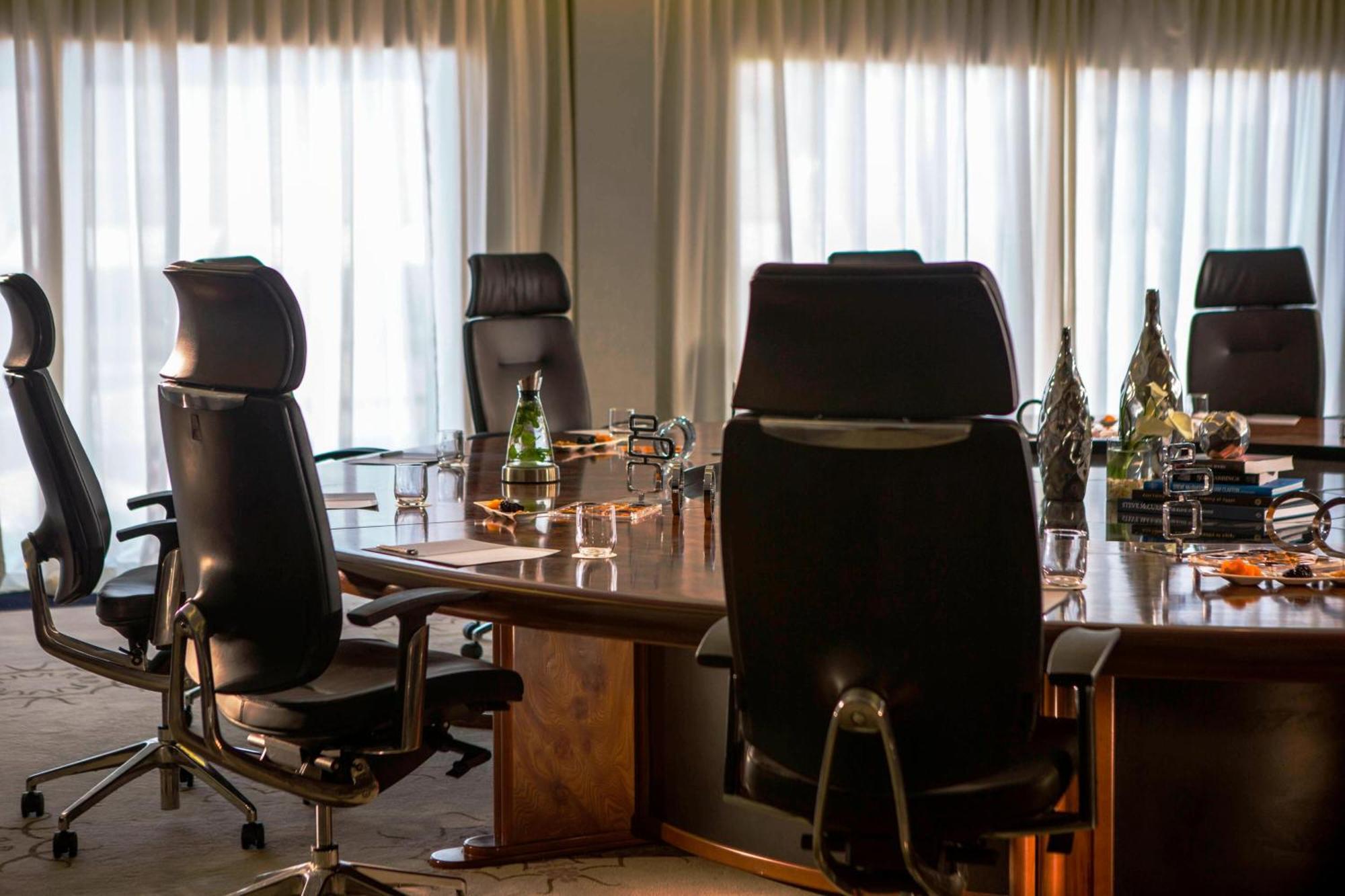 Renaissance Cairo Mirage City Hotel Екстериор снимка The boardroom of the Airbus A380