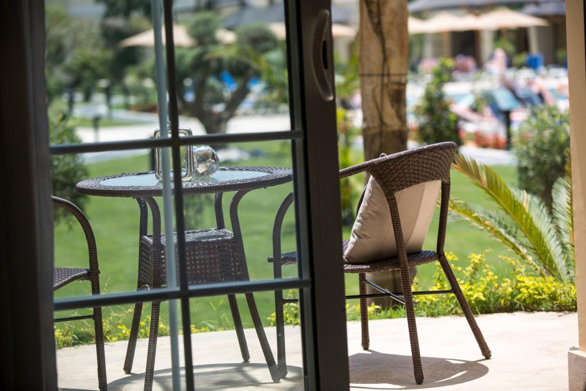Renaissance Cairo Mirage City Hotel Екстериор снимка The hotel's garden