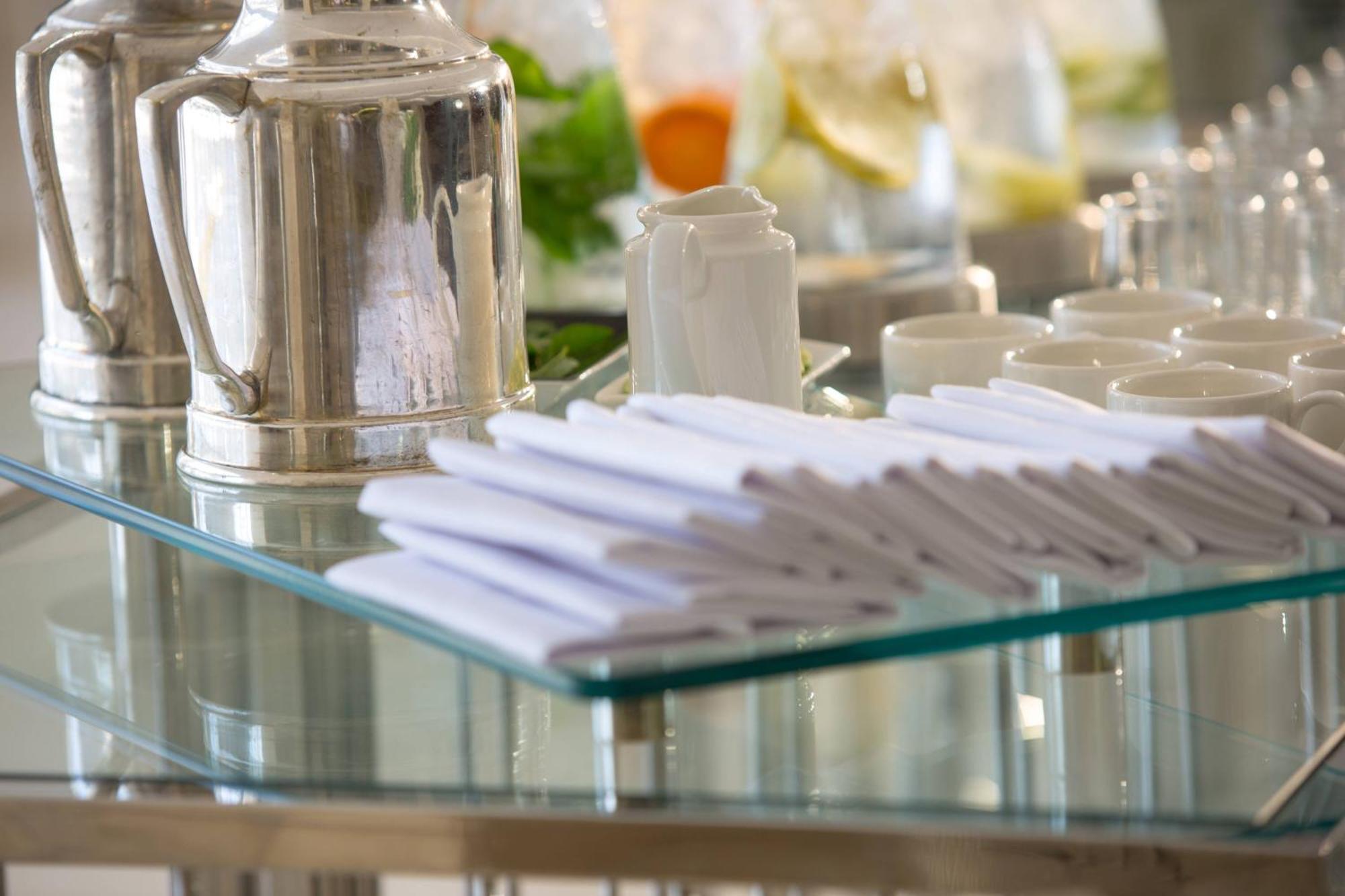 Renaissance Cairo Mirage City Hotel Екстериор снимка Napkins at a buffet