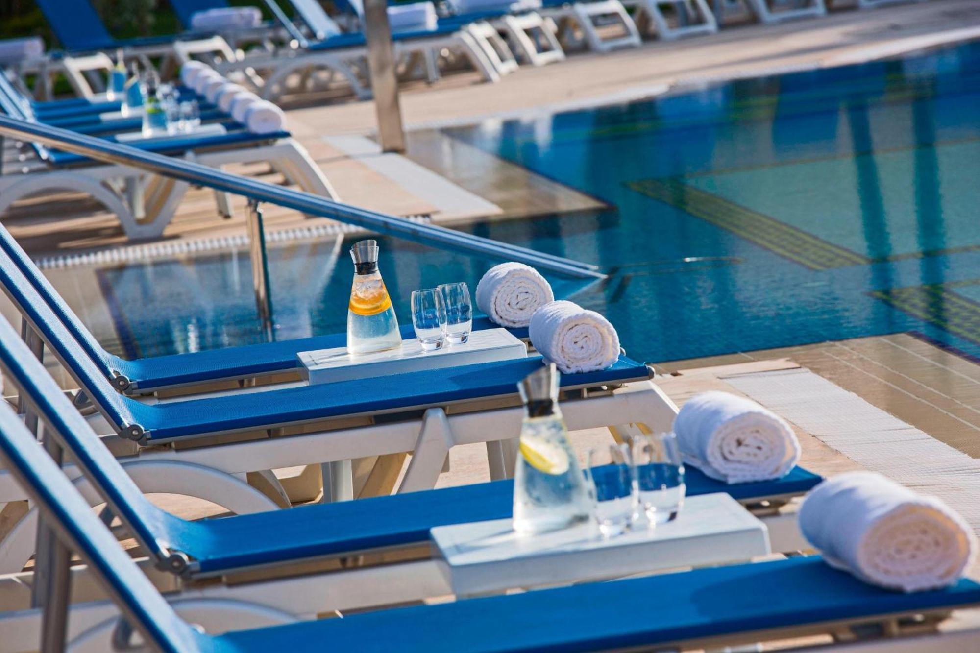 Renaissance Cairo Mirage City Hotel Екстериор снимка Pool at the Hotel